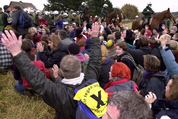 Trods ihærdig modstand fra demonstranter ankom 12 togvogne med atomaffald i dag kommet næsten helt hen til bestemmelsesstedet i den tyske by Gorleben. 