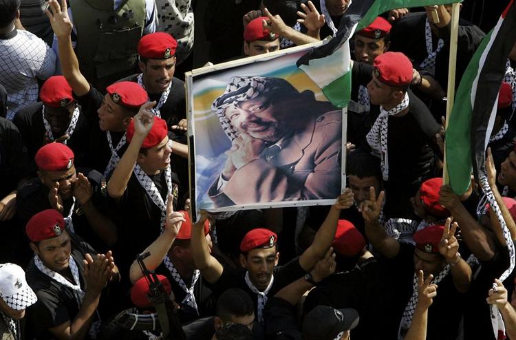 Samme dag som palæstinenserne markerede toårsdagen for Yasir Arafats død, blev de to rivaliserende grupperinger, Fatah og Hamas, enige om, hvem der skal lede en ny fælles regering. 