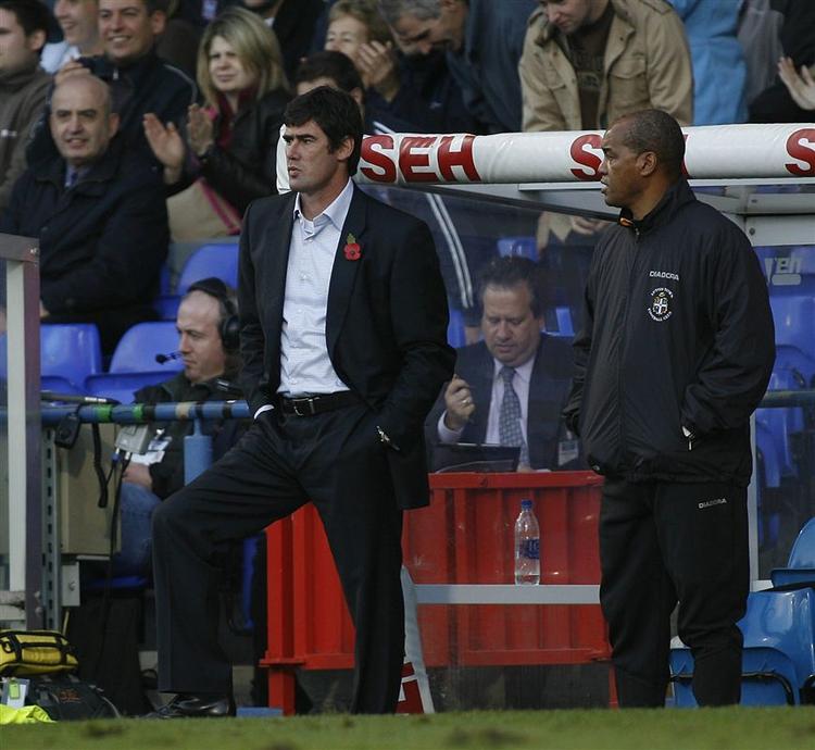 Lutons manager Mike Newell(tv) har nogle kontante synspunkter om kvinders rolle i fodboldsporten. 