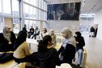 Over hele landet protesterer eleverne mod besparelser på gymnasierne. Blandt de mest aktivt aktionerende er elever og lærere på Frederiksberg Gymnasium, hvor dette billede stammer fra. 