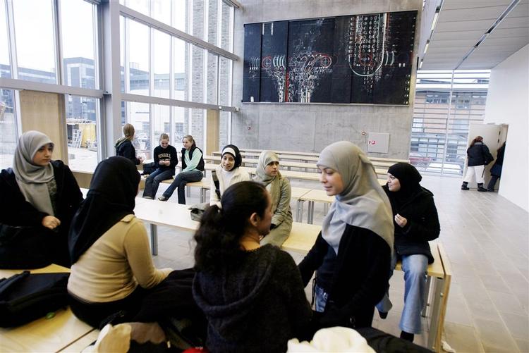 Over hele landet protesterer eleverne mod besparelser på gymnasierne. Blandt de mest aktivt aktionerende er elever og lærere på Frederiksberg Gymnasium, hvor dette billede stammer fra. 