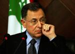 Ministerpræsident Fouad Siniora tørrer sveden af ansigtet under et pressemøde, efter at de første fem minstre gik af. Nu er også en sjette minister gået i protest. 