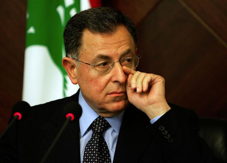 Ministerpræsident Fouad Siniora tørrer sveden af ansigtet under et pressemøde, efter at de første fem minstre gik af. Nu er også en sjette minister gået i protest. 
