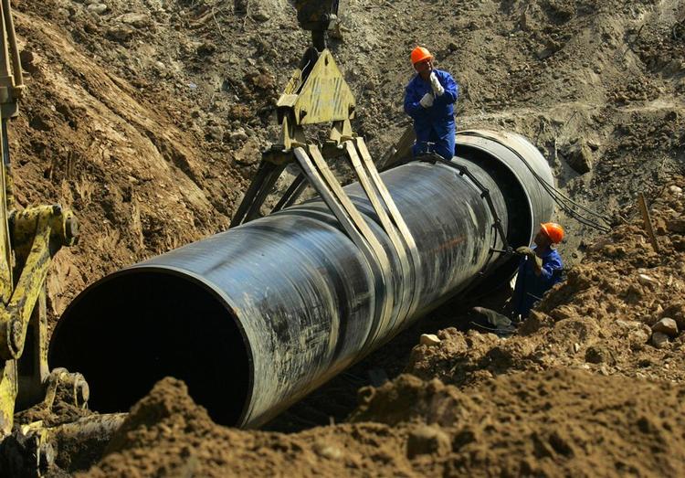 Arbejdere ved en gasforsyningslinje under konstruktion øst for Skt. Petersborg. Tyskland og Frankrig er optagede af at sikre import af russisk energi, men Polen er mistroisk. 