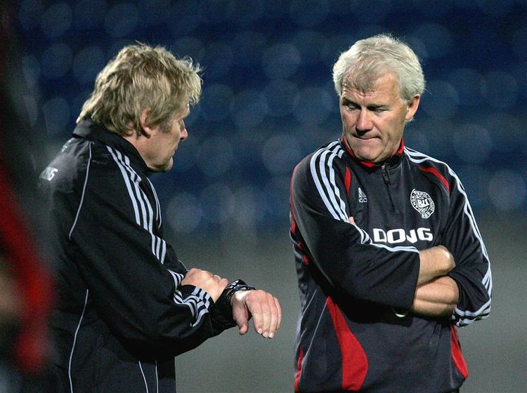 Landstrænerduoen Peter Bonde og Morten Olsen har haft masser af vanskeligheder forud for årets sidste landskamp, på onsdag mod Tjekkiet. 