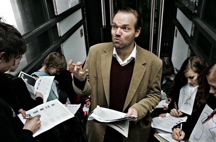 I protest mod for mange elever i klasserne og mangel på plads på gymnasierne har lærer Mads Berthelsen fra Frederiksberg Gymnasium valgt at undervise sit hold i Oldtidskundskab på Vestamager metrostation. 
