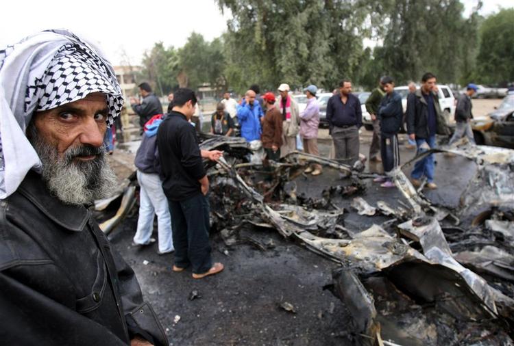 Mandag er en ny blodig dag i Irak. Her er en minibus blevet sprængt i luften. 11 mennesker døde. Derudover er der blandt andet fundet ligene af 46 nedskudte og torturerede mennesker i Bagdad. 