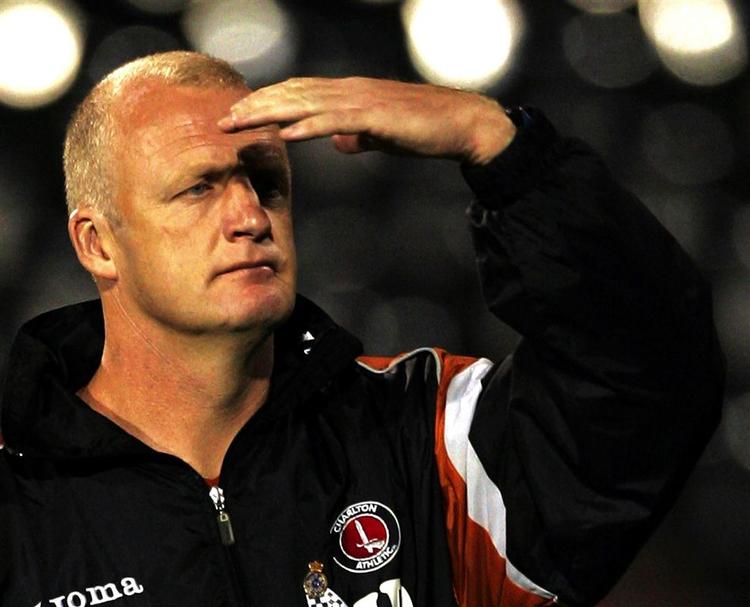 Charltons bundplacering i den engelske Premier League koster nu træner  Iain Dowie jobbet. 