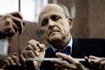 Rudolph Giuliani besøgte Danmark for et år siden. Her takkede han københavnske brandmænd for moralsk og økonomisk støtte efter 11. september 2001. 