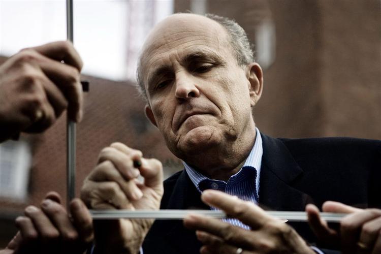 Rudolph Giuliani besøgte Danmark for et år siden. Her takkede han københavnske brandmænd for moralsk og økonomisk støtte efter 11. september 2001. 