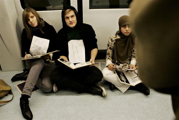 Lærere og elever fra Frederiksberg Gymnasium protesterede i går mod høje klassekvotienter ved at afholde undervisning i metroen. 