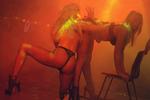 Sripklubber i Seattle har genvundet retten til lapdance. Her udfører to kvindelige dansere et show i København. 