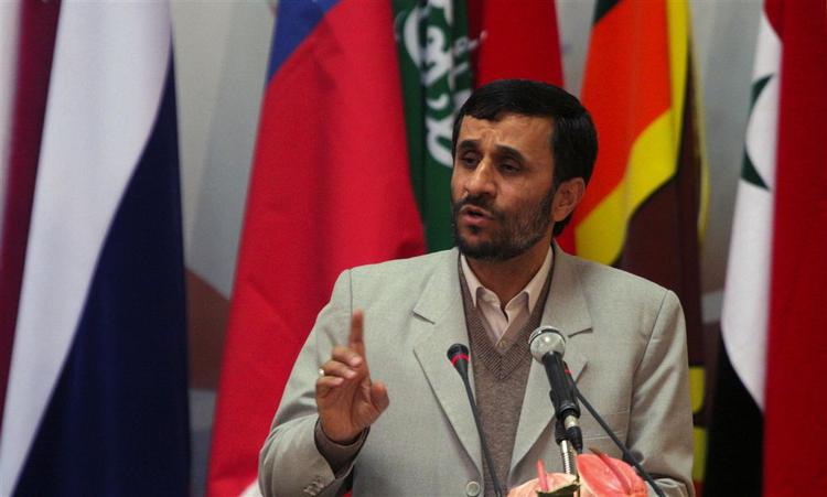 Irans præsident Mahmoud Ahmadinejad siger, at Iran vil blive atomkraftstat i år. 