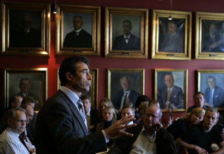 På et møde i dag har statsminister Anders Fogh Rasmussen afvist kravet fra socialdemokraternes Mogens Lykketoft, der kræver, at regeringen ændrer sin irakpolitik nu. 