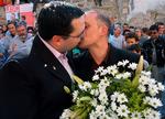 En afstemning i det sydafrikanske parlament giver homoseksuelle ret til at indgå ægteskabd. 