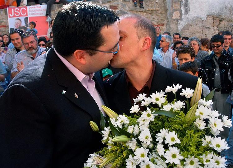 En afstemning i det sydafrikanske parlament giver homoseksuelle ret til at indgå ægteskabd. 