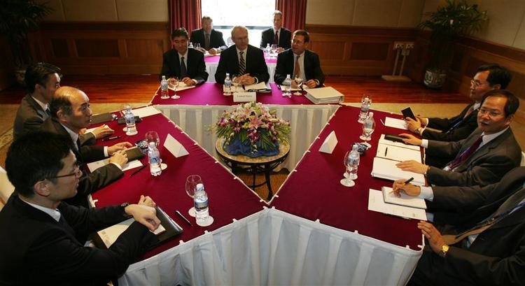 Den amerikanske chefforhandler Christopher Hill (midt) oplyser, at Nordkorea er klar til at gå i forhandlinger om atomprogrammet igen. 