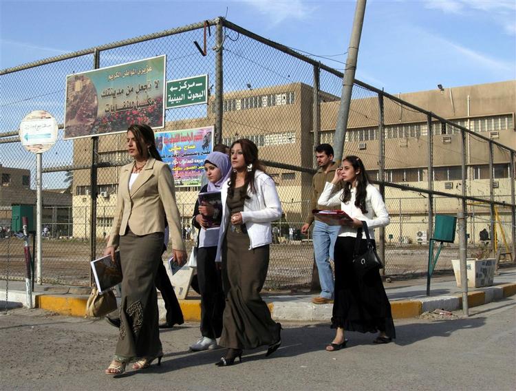 Iraks undervisningsminister har lukket alle universiteter og sendt de studerende hjem, indtil sikkerheden er blevet bedre i Bagdad. 