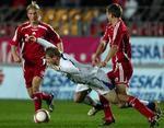 Christian Poulsen ser til mens Per Nielsen tackler Stanislav Vlcek i venskabskampen mellem Tjekkiet og Danmark i Prag. 