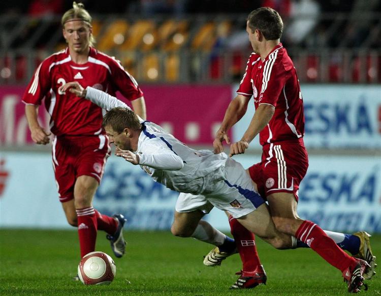 Christian Poulsen ser til mens Per Nielsen tackler Stanislav Vlcek i venskabskampen mellem Tjekkiet og Danmark i Prag. 
