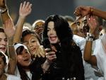 Popkongen Michael Jackson viste sig for første gang siden juni sidste år på en scene onsdag. Men lyden blev slukket under sangen med et gospel-kor. 