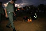 Israelsk politi undersøger et krater efter palæstinensisk raketangreb, der kostede en israeler livet. I nat skød israelske soldater en ung mand på Vestbredden. 