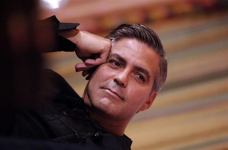 George Clooney slog for alvor igennem i tv-serien 'ER', hvor han spillede lægen Douglas Ross. 