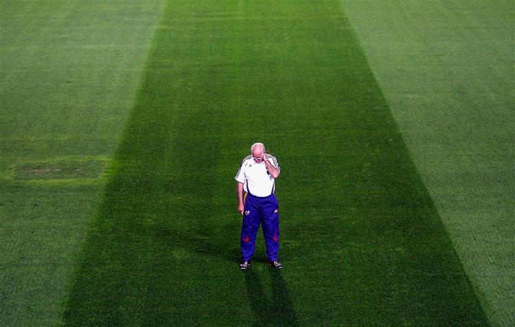<b>Palle alene.</b> Den spanske fodboldlandstræner Luis Aragones har tidligere tilbudt at trække sig, men det spanske fodboldforbund afviste ideen. 