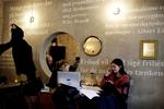 Billig betonhygge. »Der er ikke mange socialister i Socialdemokratiet og heller ikke mange rejer i rejesalat«. Sådan lyder Erik Clausen-citatet på Café Plenums rå betonmure, der er overmalede med politiske citater. - Foto: Martin Bubandt Jensen 