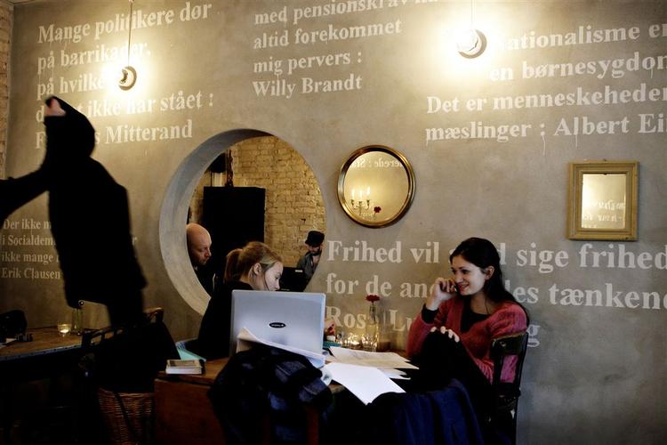 Billig betonhygge. »Der er ikke mange socialister i Socialdemokratiet og heller ikke mange rejer i rejesalat«. Sådan lyder Erik Clausen-citatet på Café Plenums rå betonmure, der er overmalede med politiske citater. - Foto: Martin Bubandt Jensen 