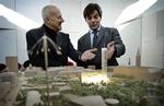 Torsdag var der pressemøde i Tivoli omkring det nye byggeri. Her er det Tivolis direktør Lars Liebst og arkitekt lord Norman Forster ved en model af byggeriet. 