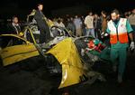 Palæstinensiske ambulancefolk foran en Hamas-bil, der blev ramt af israelske misiler i gaza by i går. 