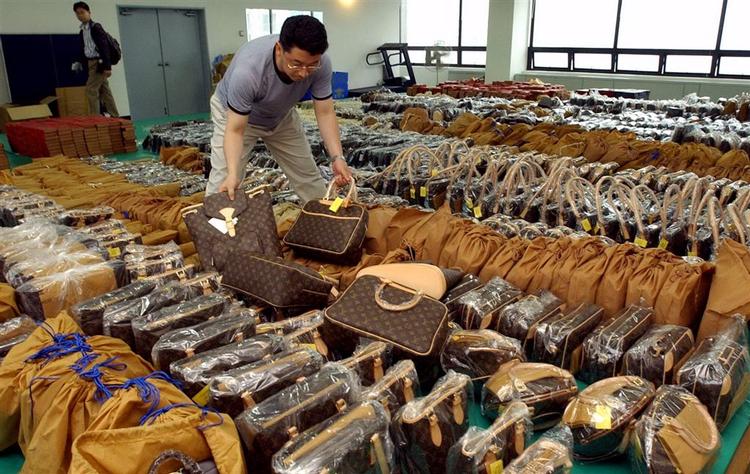 Kampen mod kopivarer er global. Her er det falske Louis Vuitton-tasker, som bliver konfiskeret i Seoul. 