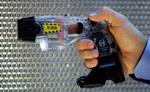 En Taser. Producenten Taser International Inc. kunne i andet kvartal i år mere end tredoble sin profit på grund af våbnets stigende popularitet. 