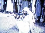 Osama bin Laden med en Kalashnikov. 