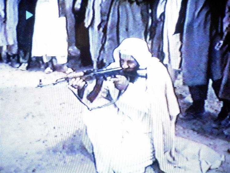 Osama bin Laden med en Kalashnikov. 