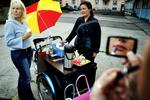 Nanna Gotfredsen (th) har arbejdet tre år som gadejurist i  København. Her er hun sammen med Nina Brünés i Skelbækgade med frugt, kaffe og kondomer til de prostituerede. 