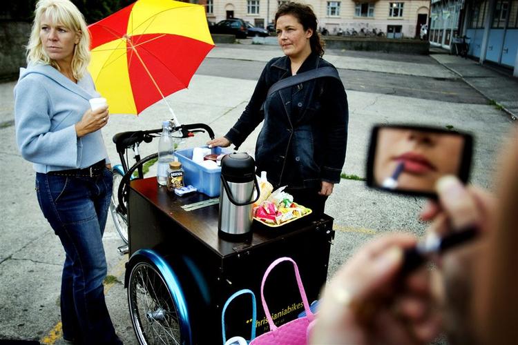 Nanna Gotfredsen (th) har arbejdet tre år som gadejurist i  København. Her er hun sammen med Nina Brünés i Skelbækgade med frugt, kaffe og kondomer til de prostituerede. 