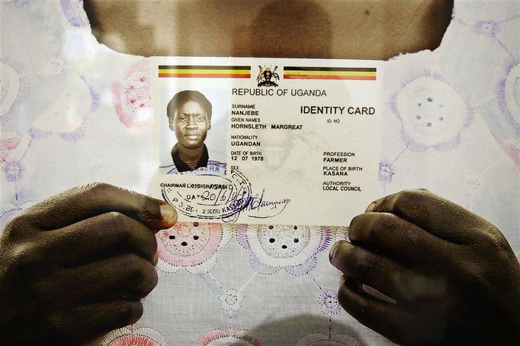 Kunstneren Kristian von Hornsleth har betalt fattige ugandere til at tage hans navn. 