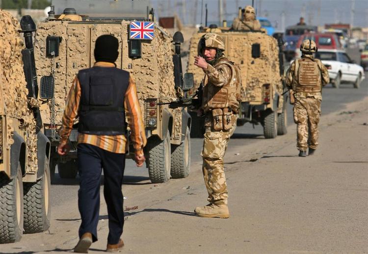 Britiske soldater på patrulje i Zubair, hvor de leder efter gidslerne. 