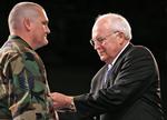 USA's vicepræsident, Dick Cheney, dekorerede  i går seniorsergent Mike Morin med den amerikanske bronzestjerne under en ceremoni på Whiteman Air Force Base. Samme dag offentliggjorde Det Hvide Hus en tale, som han skulle holde senere på dagen, hvor han afviser en tidsplan for tilbagetrækning af soldater fra Irak. 