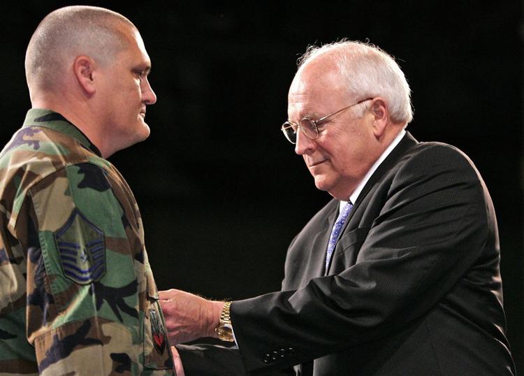 USA's vicepræsident, Dick Cheney, dekorerede  i går seniorsergent Mike Morin med den amerikanske bronzestjerne under en ceremoni på Whiteman Air Force Base. Samme dag offentliggjorde Det Hvide Hus en tale, som han skulle holde senere på dagen, hvor han afviser en tidsplan for tilbagetrækning af soldater fra Irak. 