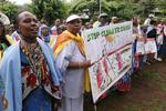 Demonstranter protesterer ved FN's klimatopmøde, der sluttede i Nairobi i Kenya natten til i dag. Kritikerne siger, at de manglende konkrete aftaler om at reducere udslippet af CO2 allerede går hårdt ud over Afrika. 