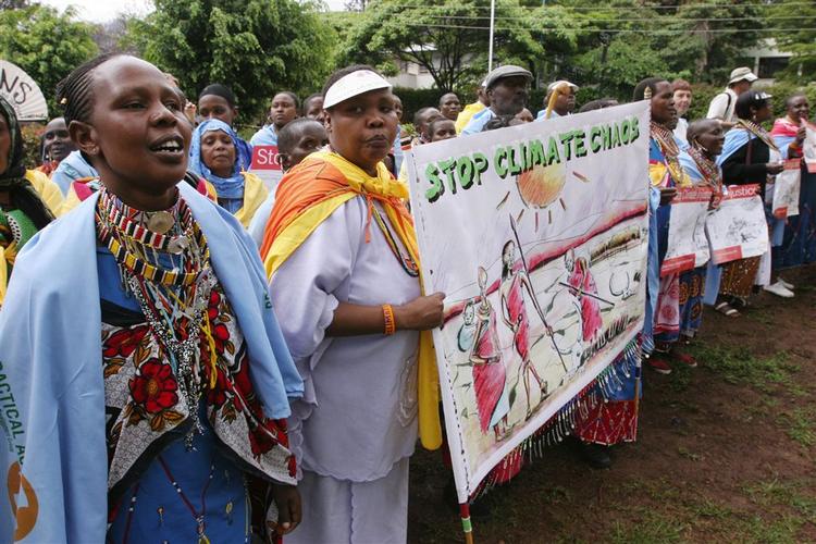 Demonstranter protesterer ved FN's klimatopmøde, der sluttede i Nairobi i Kenya natten til i dag. Kritikerne siger, at de manglende konkrete aftaler om at reducere udslippet af CO2 allerede går hårdt ud over Afrika. 
