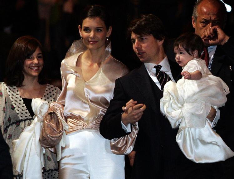 Far, mor og barn. Tom Cruise skal giftes med Katie Holmes, og det er årets begivenhed i landsbyen Bracciano uden for Rom. 