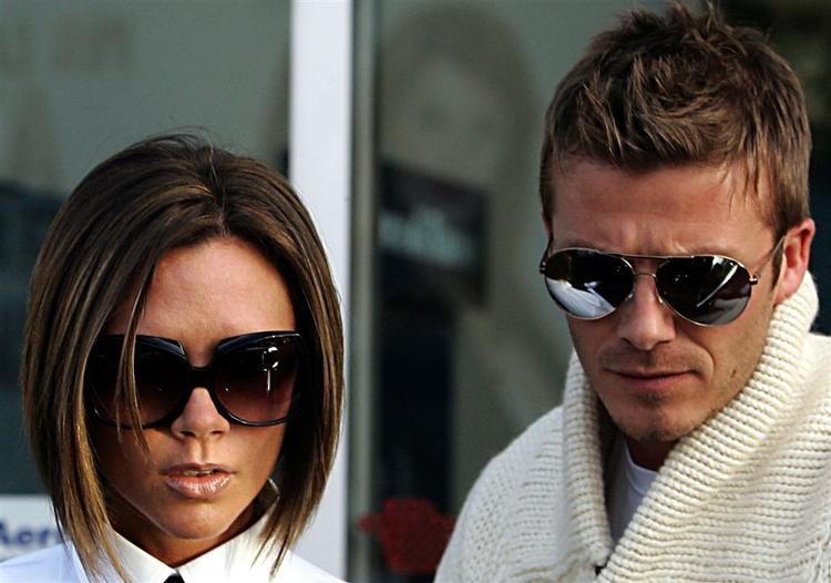 David Beckham med hustru ankommer til Roms Ciampino lufthavn fredag eftermiddag for at deltage i Tom Cruise og Katie Holmes bryllup. 