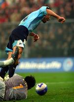Aktionen, hvor Gialuigi Buffon kommer for sent med sin tackling af Albinoleffes Ruben Garlini. 