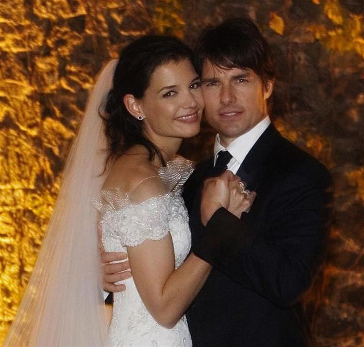 Og her er de så: Mr. and Mrs. Cruise, der blev viet på et italiensk slot lørdag aften. De fløj allerede tidligt søndag morgen afsted til Maldiverne på bryllupsrejse. 