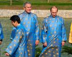 Præsidenterne for USA og Rusland, George W. Bush og Vladimir Putin, iførte sig de lokale dragter ved et topmøde i Vietnams hovedstad, Hanoi. Samme sted indgik de to lande en aftale, som betyder, at Rusland er på vej til at blive medlem af WTO. 