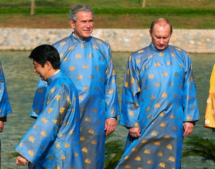 Præsidenterne for USA og Rusland, George W. Bush og Vladimir Putin, iførte sig de lokale dragter ved et topmøde i Vietnams hovedstad, Hanoi. Samme sted indgik de to lande en aftale, som betyder, at Rusland er på vej til at blive medlem af WTO. 